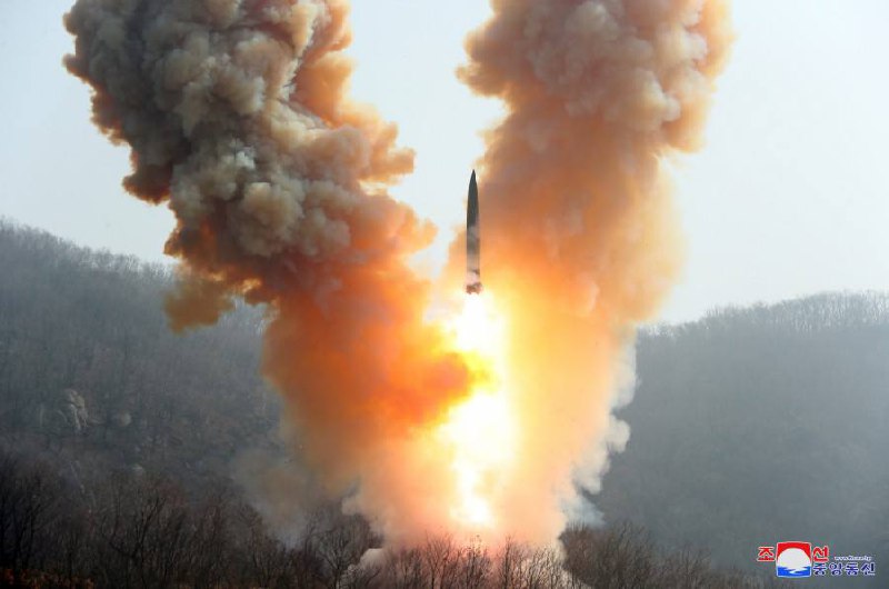朝鲜，金正恩携女儿指导观摩18—19日进行的核反击假想综合战术训练