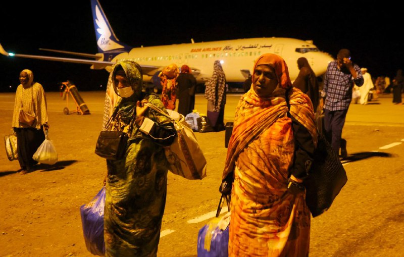 苏丹武装部队和快速支援部队12日早些时候签署声明，承诺保护平民和人道主义援助行动，但没有同意停火，仅表示将在未来谈判中努力实现短期停火