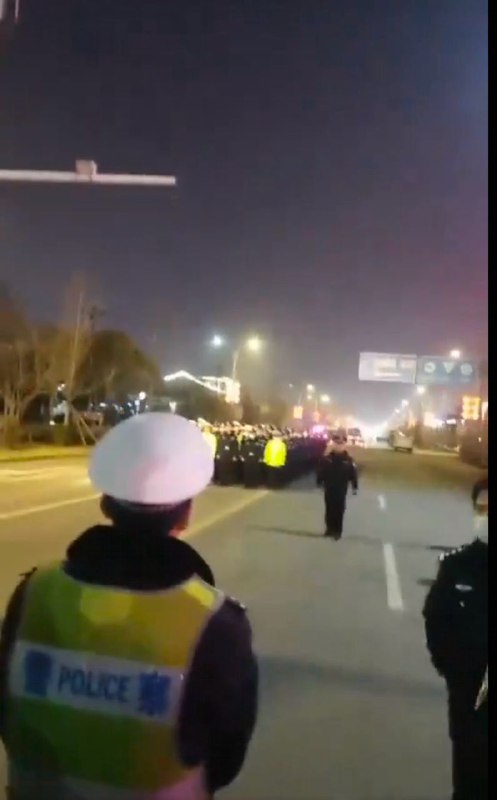 河南省商丘市宁陵县育华园学校学生杨某某2023年12月24日坠楼死亡，疑点引发大批民众示威