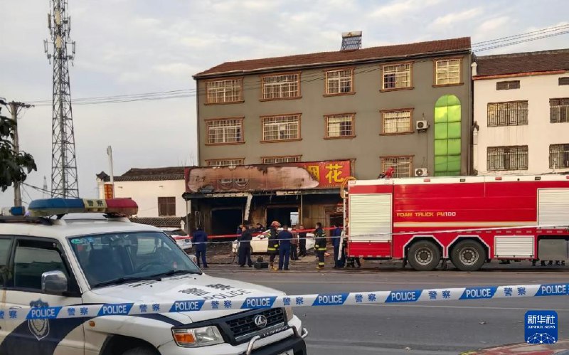 湖北宜城市郑集镇一烟花爆竹售卖门店18日14时许起火爆炸，已致12人死亡，过火面积100余平方米
