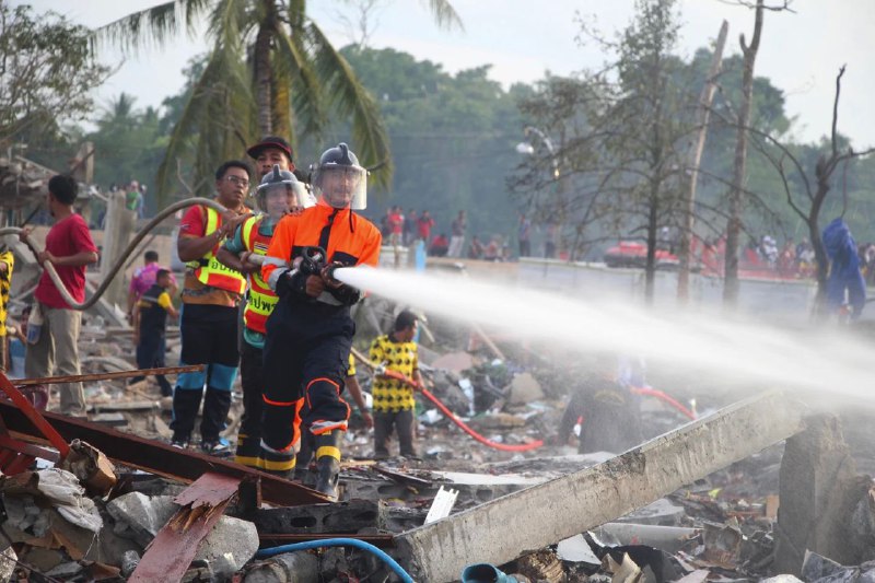 泰国南部那拉提瓦府一个烟花仓库29日发生大规模爆炸