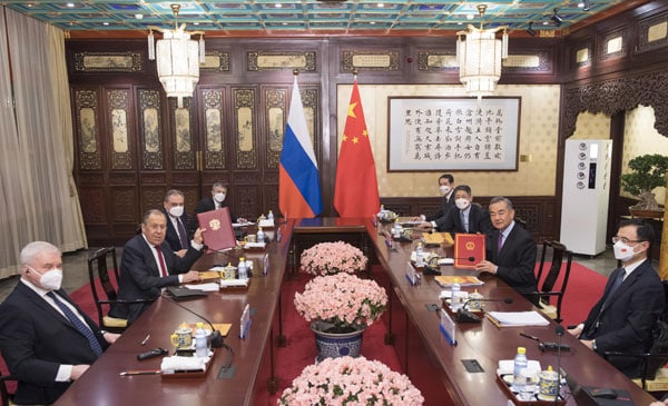 中国外长王毅2月3日在京会见俄罗斯外长拉夫罗夫