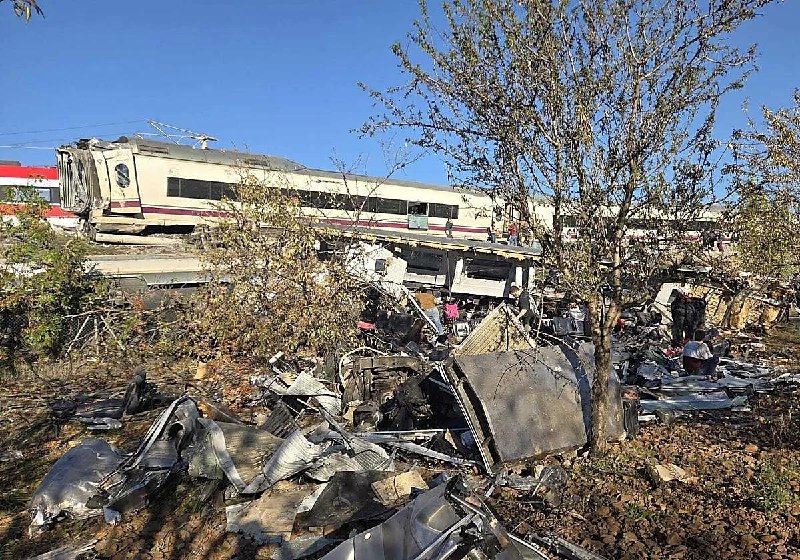 西班牙马德里托莱多附近有两辆高速列车相撞，造成至少46人死亡