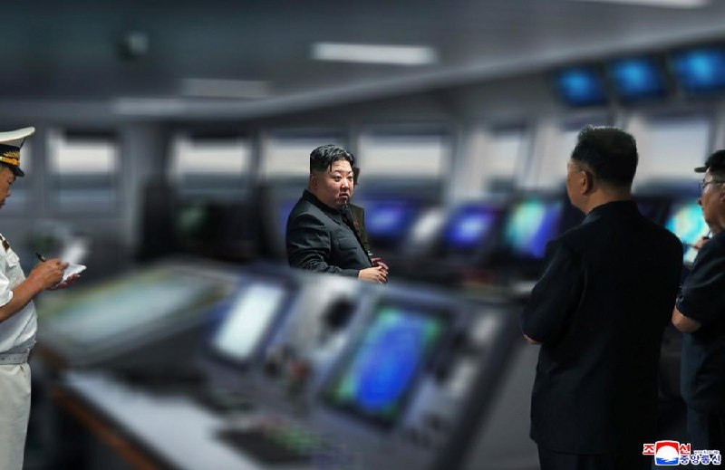 金正恩8月18日视察朝人民军海军崔贤号驱逐舰，了解该舰武器系统综合运行测试和水兵训练及生活情况，听取崔贤级三号舰建造情况及其远景计划汇报