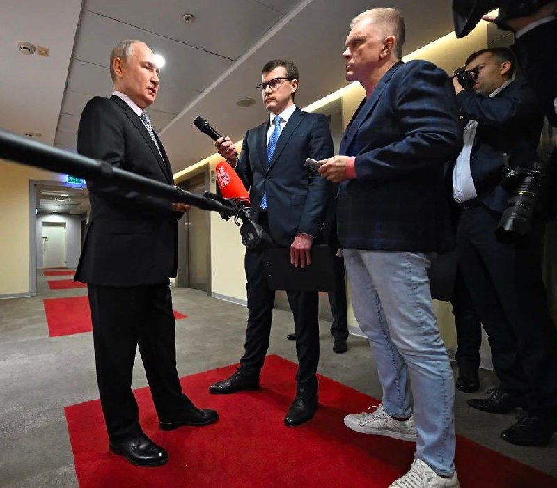 俄罗斯总统普京13日接受《生意人报》采访，披露了他与瓦格纳组织负责人普里戈任等人会面的详情