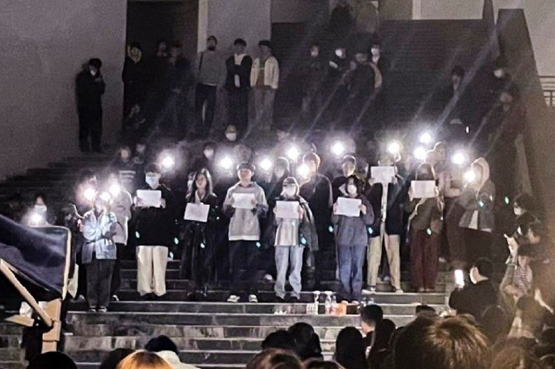 中国多地出现因防疫措施和新疆火灾引发的抗议活动