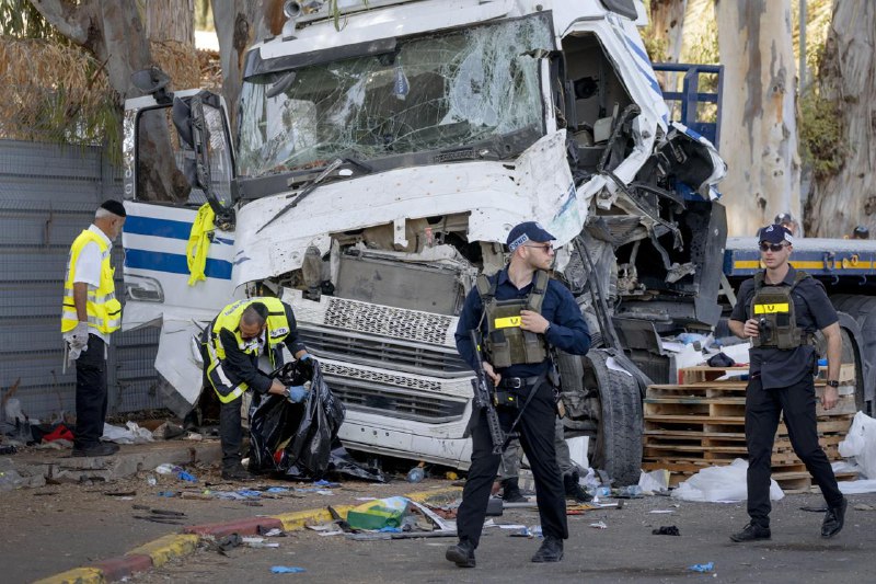 以色列特拉维夫北部城镇格利洛特27日发生卡车冲撞公交车站事件，造成1人死亡、30余人受伤，其中6人伤势严重