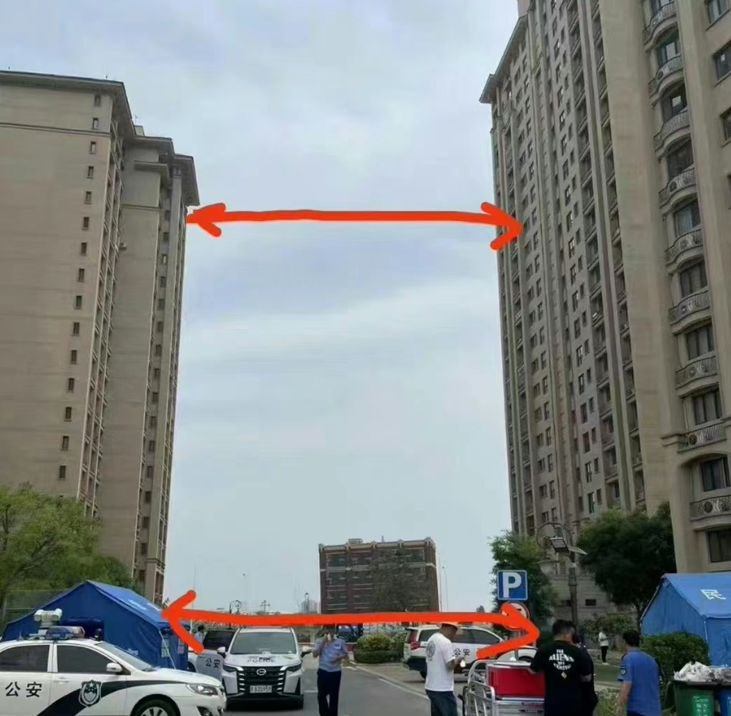 天津八里台东路凤锦庭院小区5月31日突发地面沉降，道路开裂、部分高层楼栋倾斜