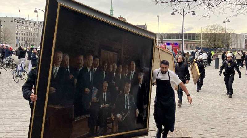 有近400年历史的丹麦旧证券交易中心建筑16日发生火灾，其标志性尖顶在火中倒塌