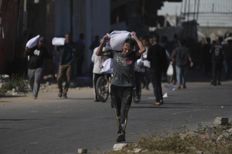 加沙数百名巴勒斯坦人5月28日闯入联合国世界粮食计划署仓库中哄抢食物，4人在混乱中死亡