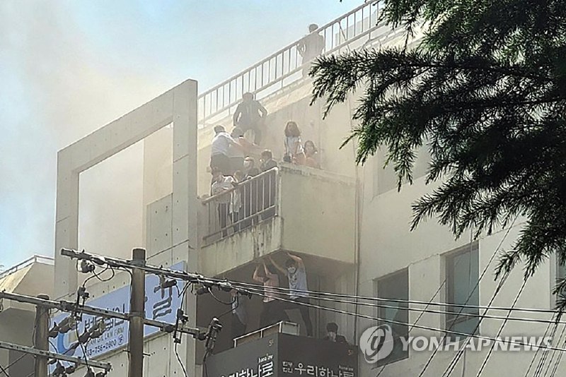当地时间今天上午10时55分左右，韩国大邱地方法院附近的一座有多家律师事务所的7层大楼发生火灾，消防部门出动了60辆消防车、160多名消防员前往现场扑救，于11时17分扑灭火势