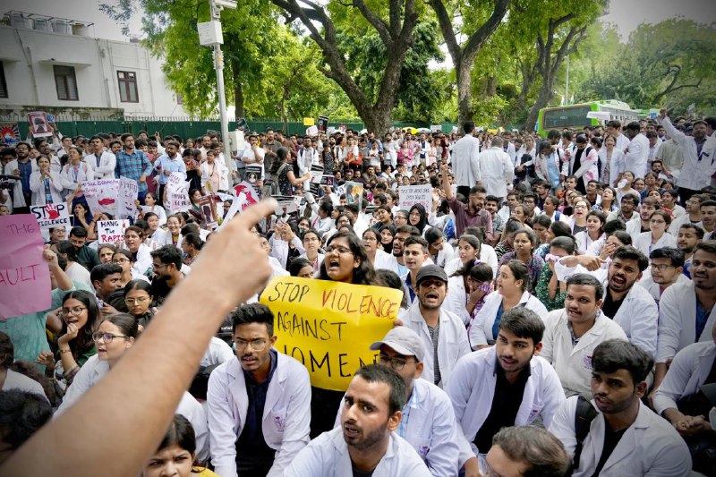 印度女实习医生9日遭奸杀引发持续抗议