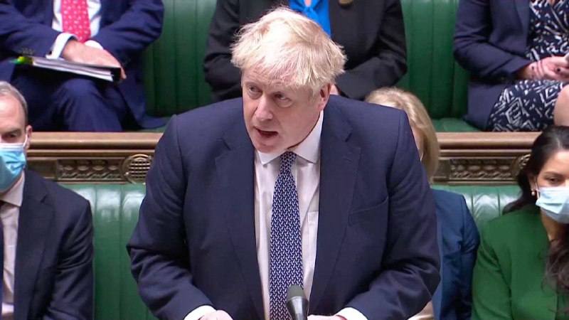 英国首相约翰逊周三为他在第一次疫情封锁期间参加在其官邸举行的“自带酒水”聚会道歉，反对派称他必须辞职