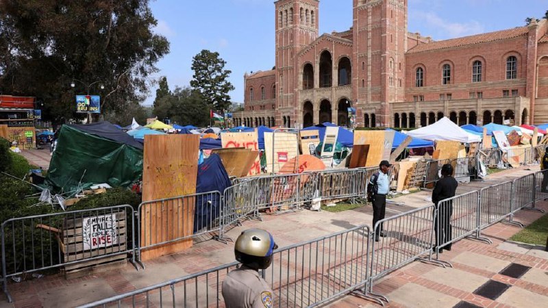 数百名防暴警察2日早些时候进入加州大学洛杉矶分校的亲巴勒斯坦抗议现场，逮捕抗议者并拆除抗议营