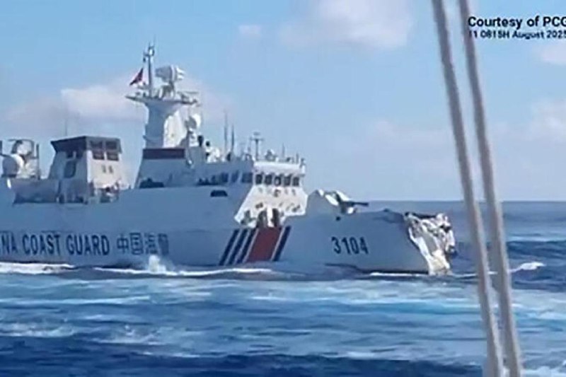 菲律宾海警8月11日称，中国海警3104舰艇当天高速追击菲律宾海警舰艇“苏卢安”号时，从菲舰艇右舷进行危险机动，致使其与舷号164的中国海军052D型导弹驱逐舰“桂林”号相撞