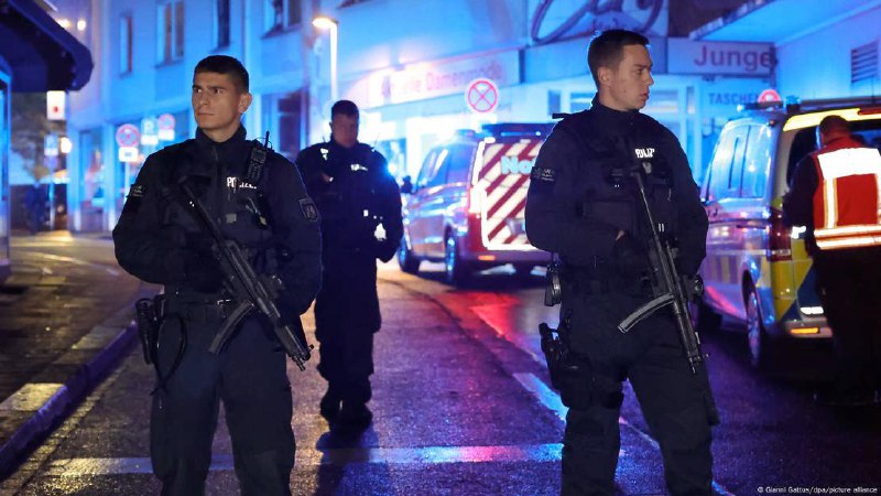 德国北莱茵-威斯特法伦州索林根市的中心广场23日晚发生持刀袭击事件，造成至少3人死亡、4人重伤