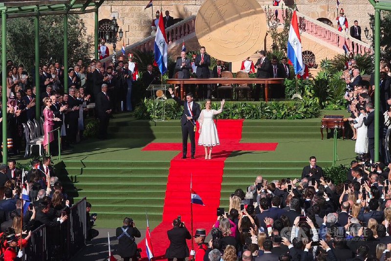 圣地亚哥·培尼亚15日上午在巴拉圭首都亚松森宣誓就任巴拉圭新一任总统，开始5年任期