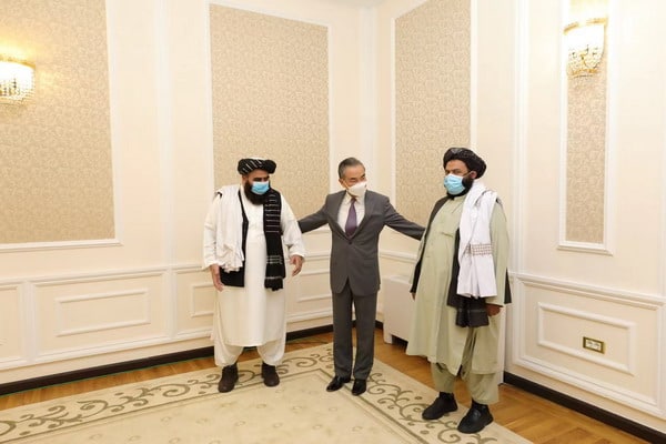 中国外长王毅7月28日在塔什干会见阿富汗临时政府代理外长穆塔基