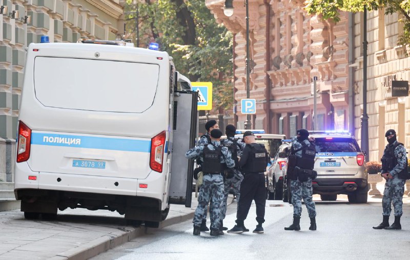 俄罗斯电商零售平台“野莓”位于莫斯科市中心的办公室入口处18日发生枪击事件，导致2名安保人员死亡，包括2名执法机构人员在内的7人受伤