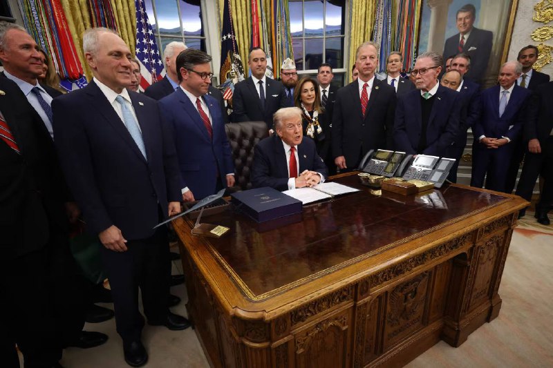 美国总统特朗普11月12日晚签署结束联邦政府“停摆”的临时拨款法案，结束了43天的创纪录联邦政府“停摆”