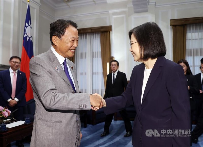 日本前首相麻生太郎8月7日至9日率团访问台湾，期间会见蔡英文、赖清德、郭台铭和蒋万安，并参加“凯达格兰论坛”担任专题演讲贵宾，访团成员亦前往五指山国军公墓吊唁李登辉