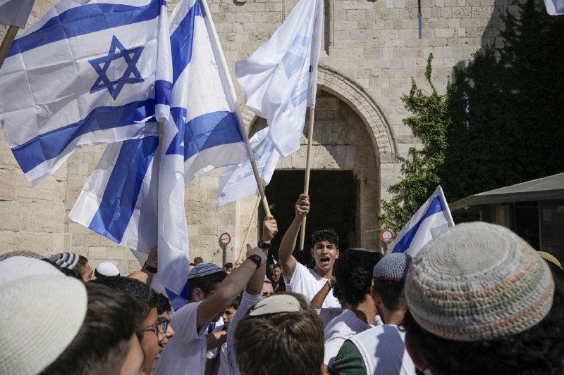 以色利军方5日表示，以军在加沙中部的代尔拜拉赫和布赖杰东部地区的地上和地下开展行动