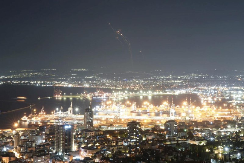 黎巴嫩真主党25日6时30分向位于以色列特拉维夫郊区的以情报和特勤局（摩萨德）总部发射了一枚“卡德尔 1”型弹道导弹