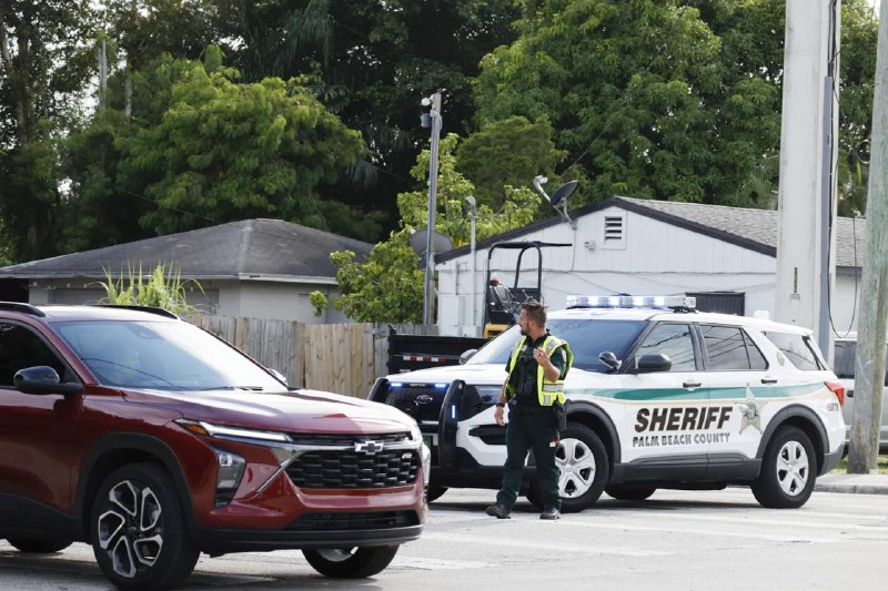 美国前总统特朗普15日遭遇疑似“暗杀未遂”