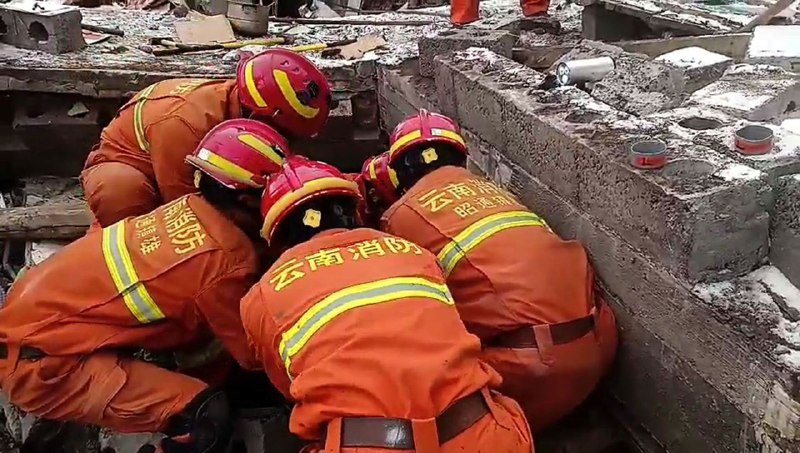 云南省镇雄县塘房镇凉水村山体滑坡，初步核实合兴、和平两村民小组18户47人被埋