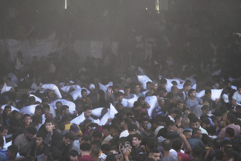 加沙数百名巴勒斯坦人5月28日闯入联合国世界粮食计划署仓库中哄抢食物，4人在混乱中死亡