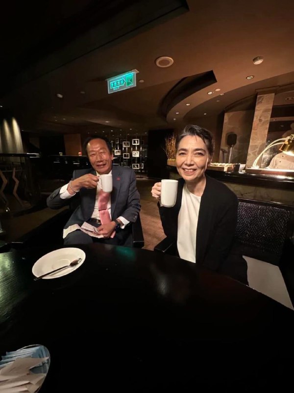 台湾，郭台铭11月23日邀请柯文哲和侯友宜至台北君悦饭店会商，结果演变成电视争辩，双方不欢而散