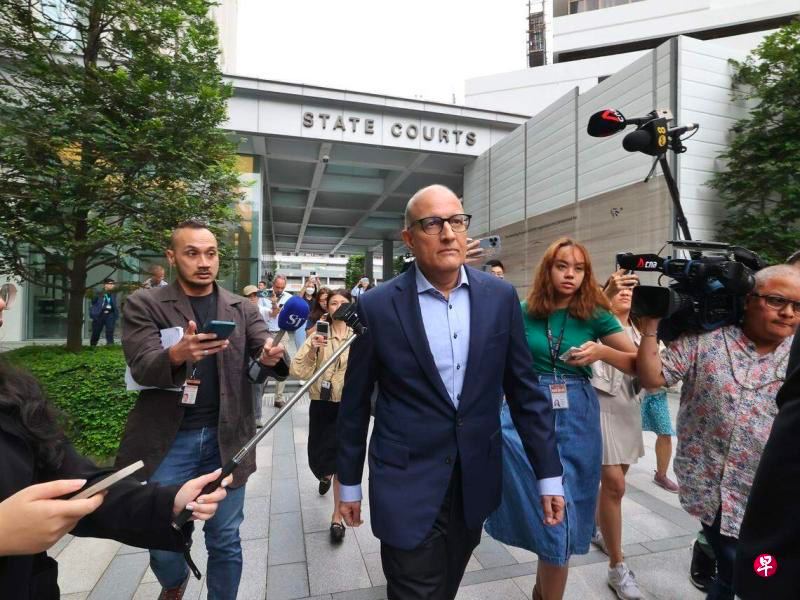 新加坡交通部长易华仁被控贪污和利用公务之便索取贵重礼物等27项控状，易华仁在庭上表示“不认罪”