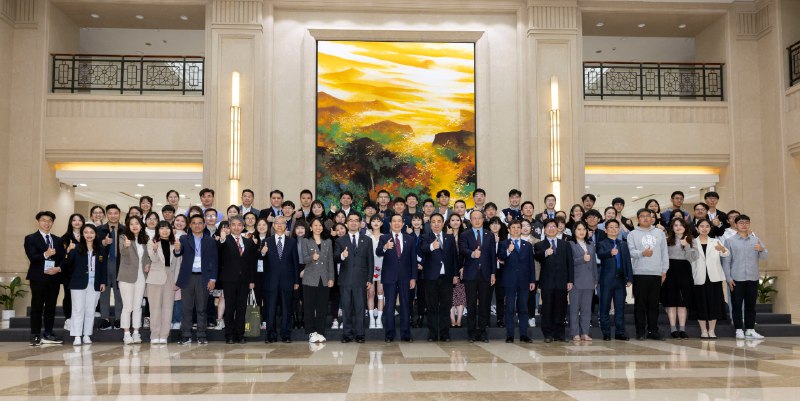 马英九4月6日上午率团在复旦大学座谈，中午在和平饭店见台商，下午访四行仓库