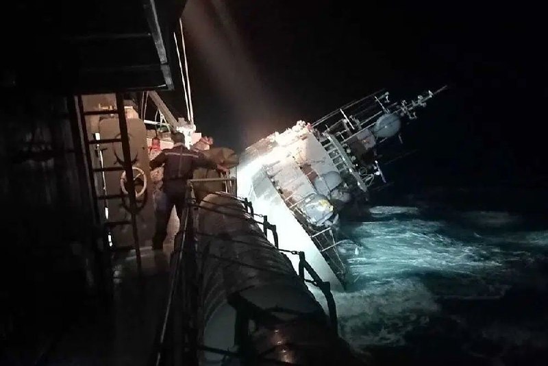 泰国皇家海军“素可泰”号护卫舰18日夜间因强风灌入海水，导致电力系统瘫痪，船体倾斜后沉没