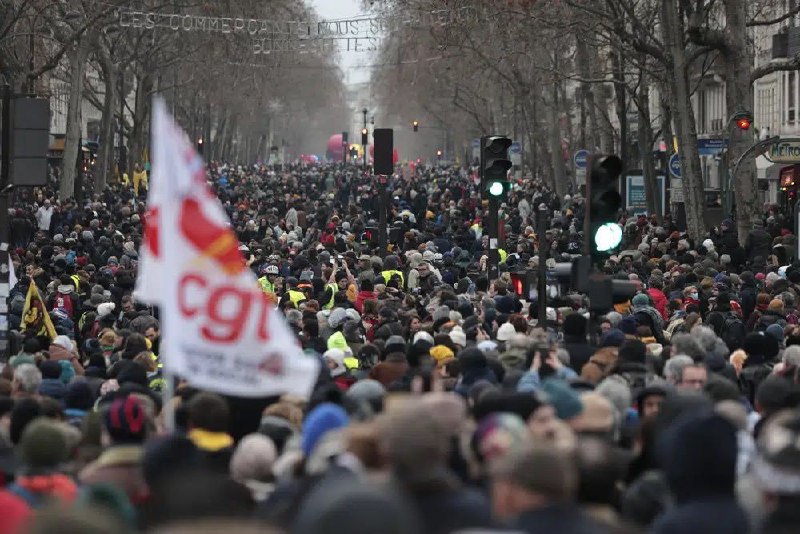 至少110万人19日走上法国各地街头，抗议推迟退休年龄计划；总统马克龙坚称将推进退休制度改革