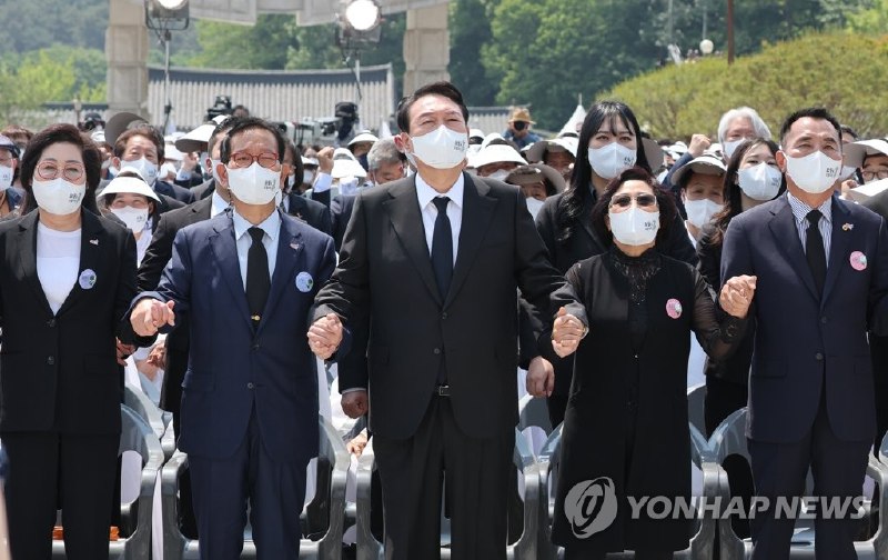 韩国总统尹锡悦18日出席在光州市北区五一八民运公墓举行的民主化运动42周年纪念仪式