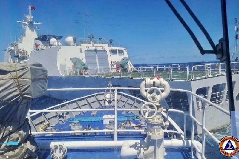 菲律宾军方和海警称，2艘补给船在海警船的护送下前往仁爱礁（菲律宾称阿云金暗沙）运送新部队、食物、水和燃料