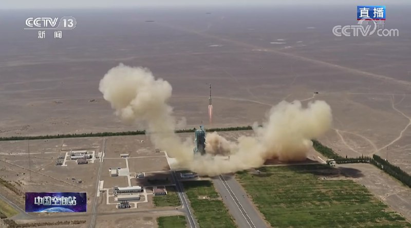 搭载神舟十四号载人飞船的长征二号F遥十四运载火箭，在酒泉卫星发射中心点火发射