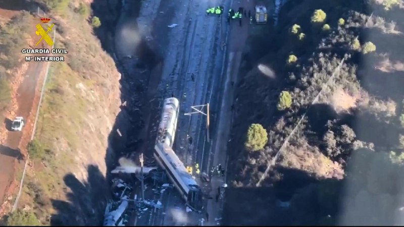 西班牙阿达穆斯镇附近发生高速铁路脱轨事故已造成至少39人死亡、159人受伤