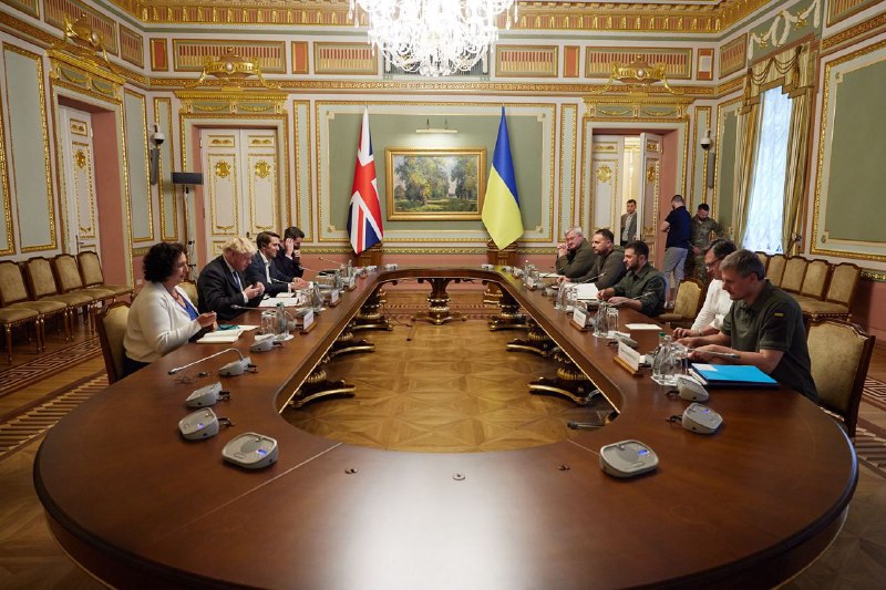 6月17日，英国首相约翰逊第二次突访基辅，与泽连斯基会面
