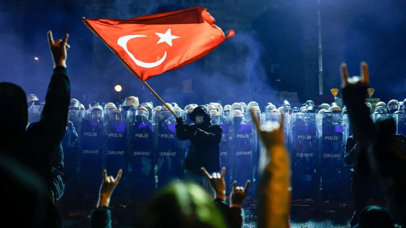 伊斯坦布尔市长埃克雷姆·伊马姆奥卢3月23日因涉嫌受贿、腐败、非法获取个人数据牟利等指控被恰拉扬法院下令羁押候审