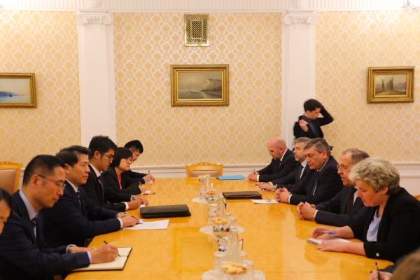 中国政府欧亚事务特别代表李辉5月26日访问俄罗斯，其间同俄外长拉夫罗夫、副外长鲁登科、加卢津分别举行会见会谈