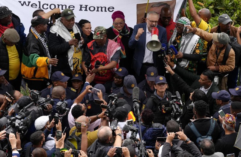 被美国驱逐的南非驻美大使易卜拉欣·拉苏尔3月23日返回南非，受到数百名支持者的欢迎