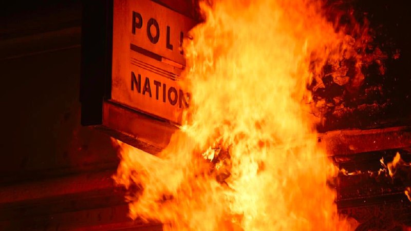 法国总统马克龙15日签署了养老金改革法案