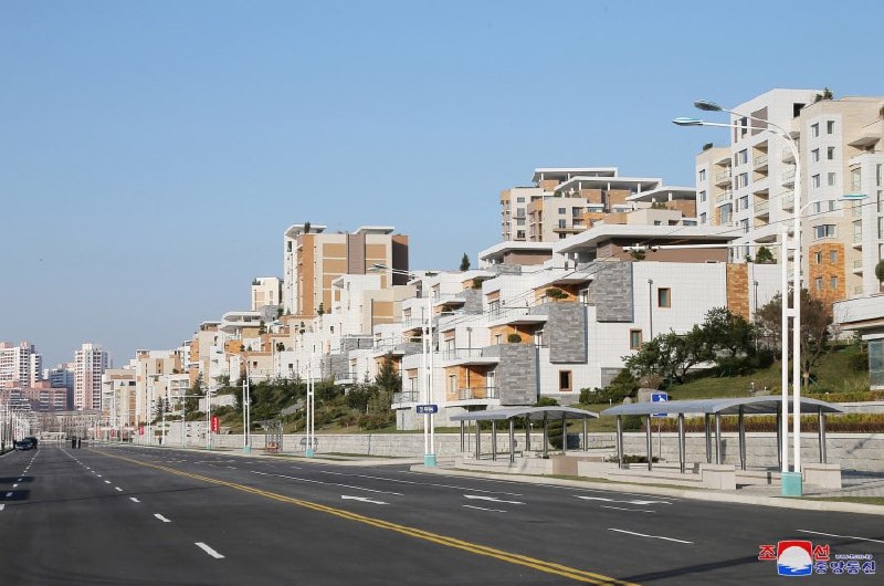 金正恩视察了在平壤市中区琼楼洞新落成的普通江岸梯田式住宅区