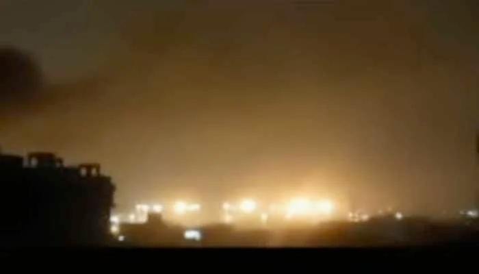 中资企业卡西姆港发电有限公司车队10月6日23时许在巴基斯坦卡拉奇真纳国际机场附近遭遇恐怖袭击，造成2名中方人员遇难、1名中方人员受伤和巴方多名人员伤亡