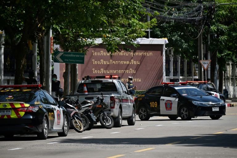 泰国警方和军方称，曼谷一处军事设施周三发生枪击事件，造成两人死亡，一人受伤