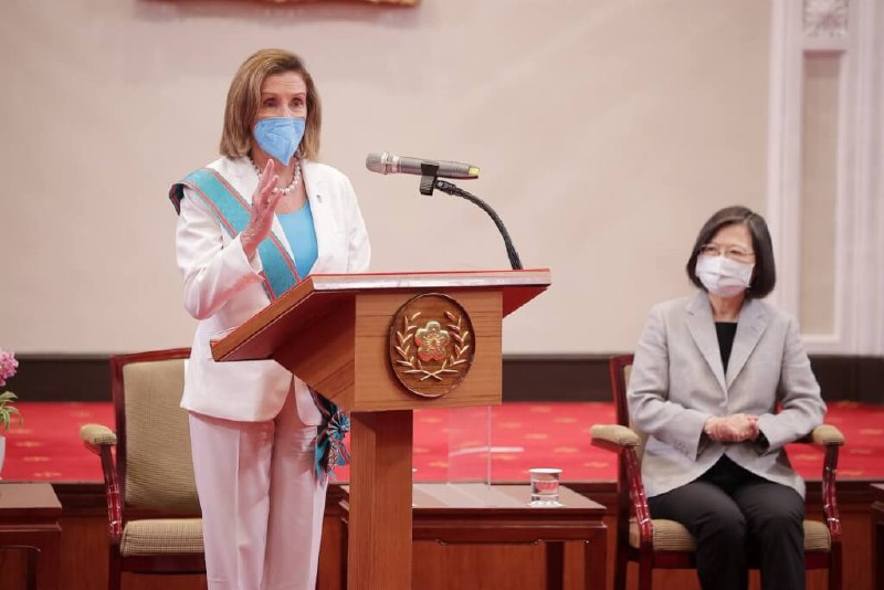 台北，佩洛西率美国会众议院代表团8月3日上午在立法院与蔡其昌副院长率立委代表会面