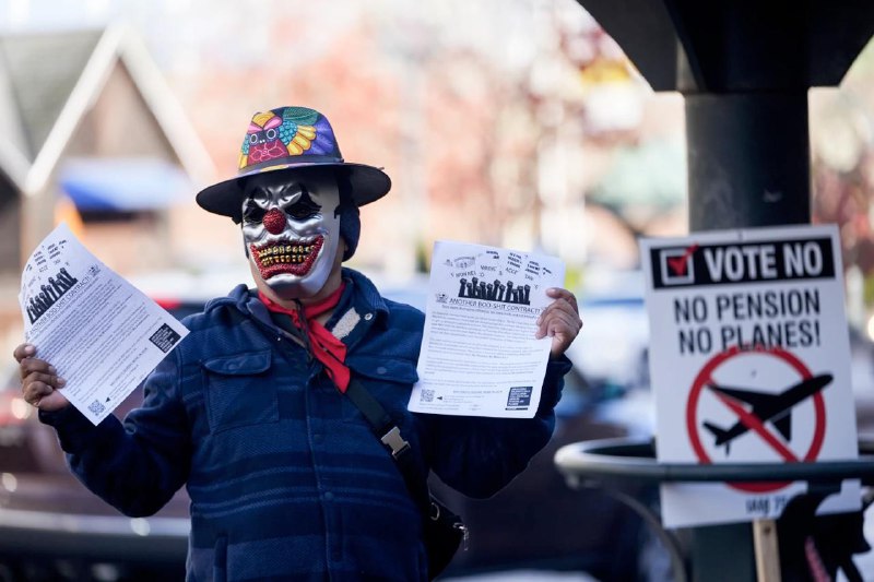 波音公司的机械工人4日投票接受波音提出的第4版薪资方案，结束了长达7周的罢工