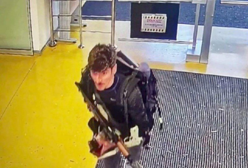 土耳其航空航天公司位于安卡拉省卡赫拉曼卡赞区的一个工厂23日发生爆炸，并响起枪声